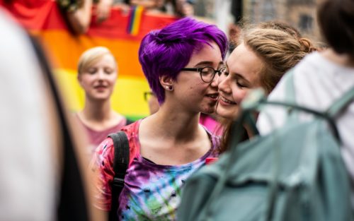 Personnes LGBT+ : ce qui est fait et à faire pour leur santé mentale